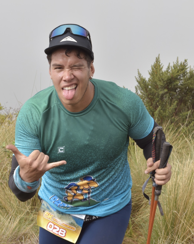 Corredor disfrutando de la experiencia Papallacta Trail Running