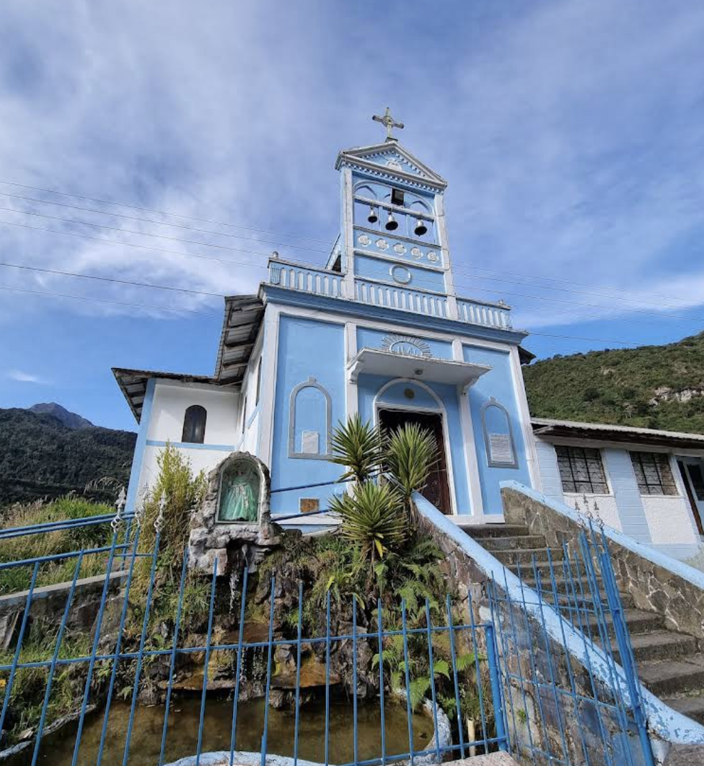 Iglesia y plaza central de Papallacta, punto de partida y llegada